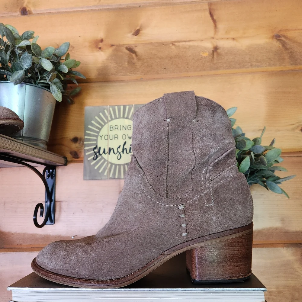 Dolce‎ Vita Taupe Suede Leather Heel Booties Western Cowgirl Rodeo Pull On Sz 8